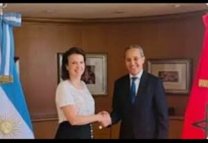 مغاربة العالم يواصلون التألق… تكريم السفير فارس ياسر في الأرجنتين