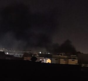 صرخة بيئية بأكادير .. “احتراق الإطارات” يخنق “أخليج” ويكشف أزمة التلوث في ضواحي المدينة