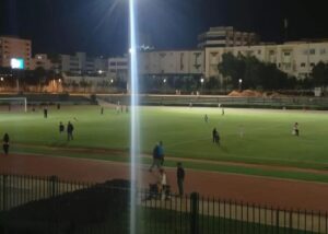 فوضى في ملعب الانبعاث بأكادير … إصلاحات مكلفة تُهدر أمام أعين الجميع.