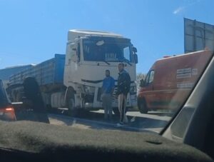 اصطدام قوي بين حافلة لنقل الركاب و شاحنة كبيرة، يخلف أضرارًا مادية جسيمة مدخل مدينة الصويرة