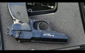 عناصر الجمارك تحبط محاولة إدخال مسدسين وذخيرة عبر رحلة أوروبية