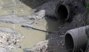 تزنيت: ساكنة دوار “أتبان” تحتج ضد تلوث “الواد الحار”، وتطالب بتدخل عاجل