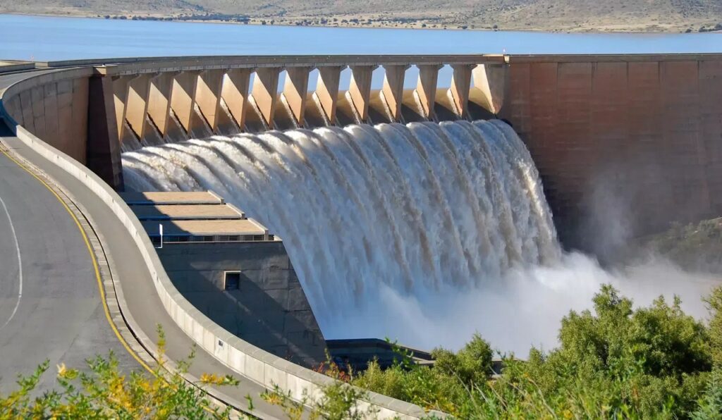 التساقطات المطرية الأخيرة ترفع منسوب المياه بعدة سدود وتعزز المخزون المائي بالمغرب