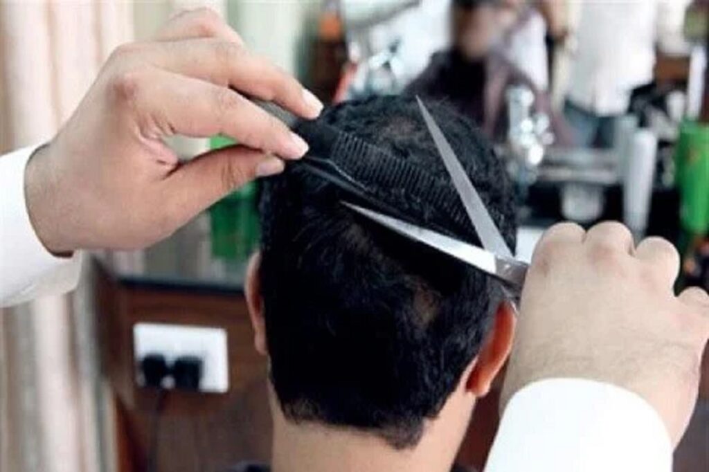 انتشار محلات الحلاقة العشوائية يثير مخاوف صحية في المغرب، وسط دعوات لمراقبة القطاع