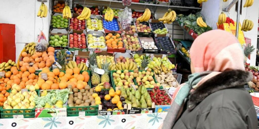 حماة المستهلك يطالبون بالتحقيق في ظاهرة “احتكار الفواكه” بالأسواق الوطنية