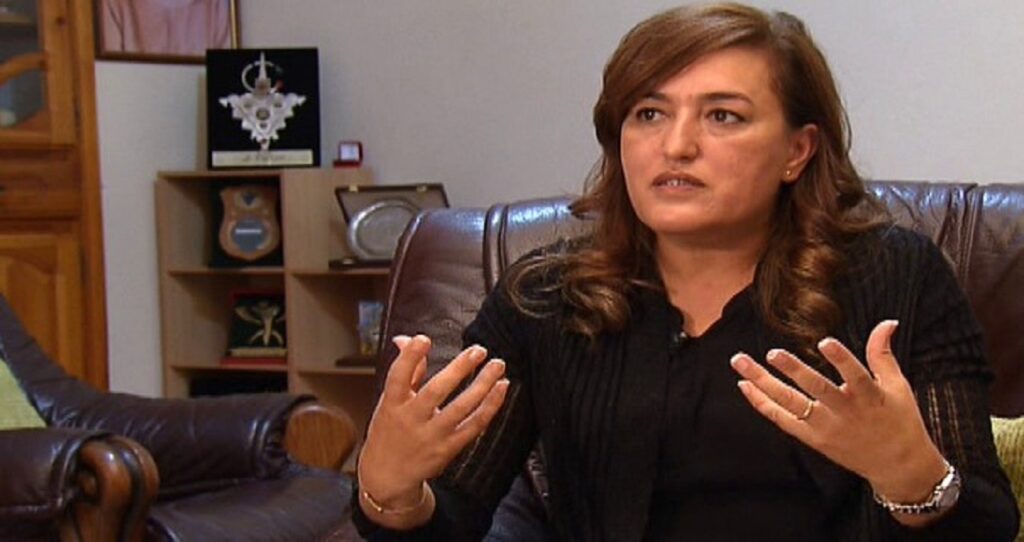 النزهة أباكريم تفتح ملف “الحواسيب غير المرخصة” في مدارس الريادة..وأسئلة دقيقة تضع الوزارة في قفص المساءلة.