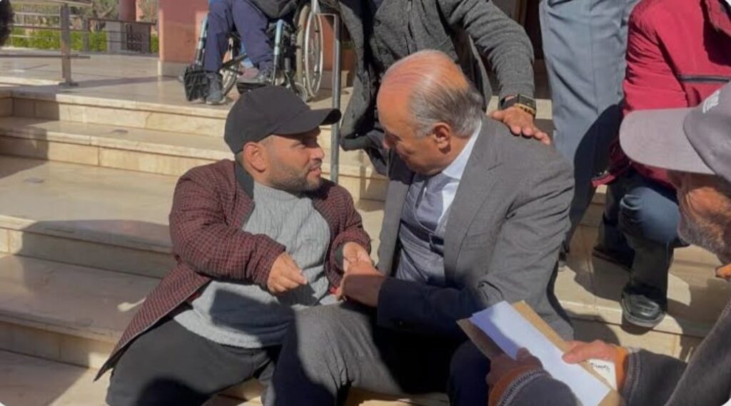 عامل قلعة السراغنة يجلس على الأرض للاستماع لشباب ذوي الاحتياجات الخاصة: نموذج للقيادة المتميزة