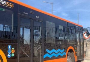 تخريب حافلة جديدة بأكادير يثير الغضب قبل أيام من انطلاق “الكان” (+صور)