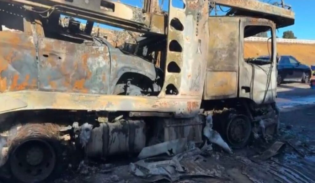 حريق مهول بالطريق السيار يلتهم شاحنة وسيارات جديدة