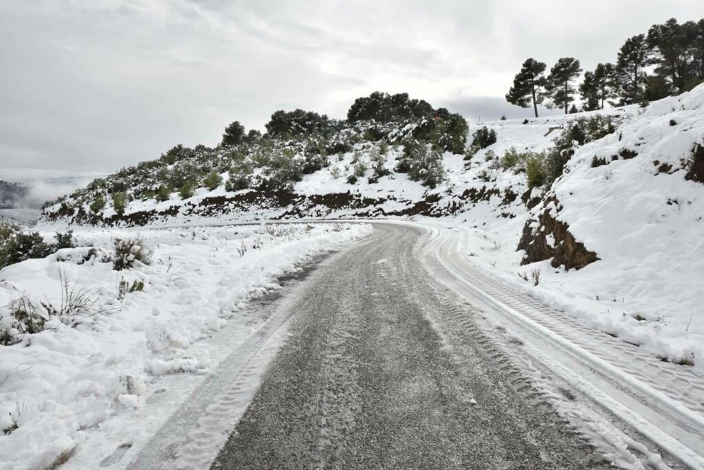 طقس الأربعاء: برودة وثلوج على الأطلس والريف ورياح قوية بعدة مناطق بالمغرب