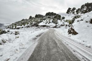 طقس الأربعاء: برودة وثلوج على الأطلس والريف ورياح قوية بعدة مناطق بالمغرب