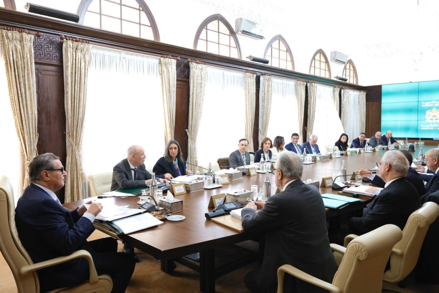 مجلس الحكومة يصادق على إصلاحات في الصحة والسلامة الطرقية ويرفع الحد الأدنى للأجور