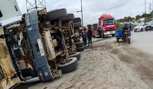 نجاة بأعجوبة بعد انقلاب “رموك” وسط الطريق