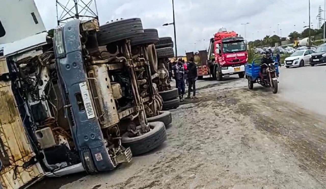 نجاة بأعجوبة بعد انقلاب رموك وسط الطريق 