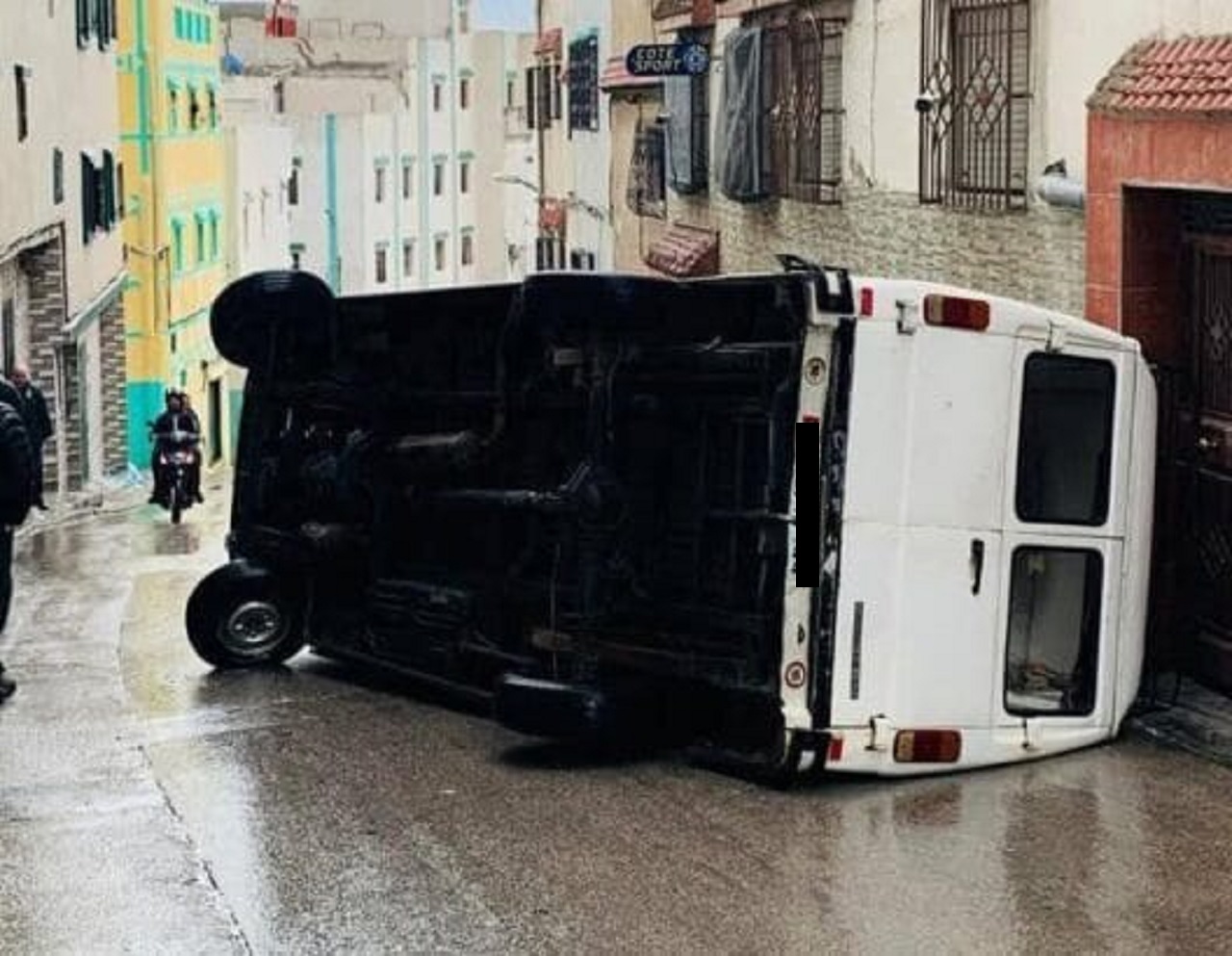 ظروف مناخية سيئة تتسبب في انقلاب سيارة ووفاة سائقها 