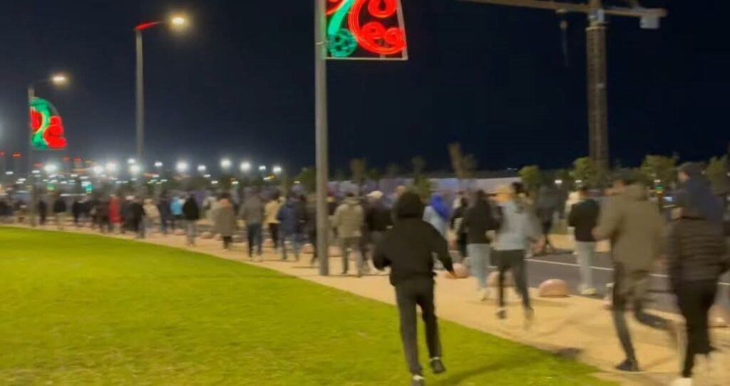 بين التنظيم والمعاناة… جماهير أكادير تطالب بمراجعة قرار ركن السيارات بملعب أدرار