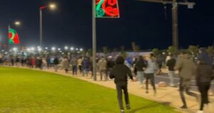 بين التنظيم والمعاناة… جماهير أكادير تطالب بمراجعة قرار ركن السيارات بملعب أدرار