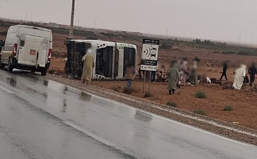 الأمطار تتسبب في انقلاب حافلة لنقل المسافرين على الطريق الوطنية رقم 1