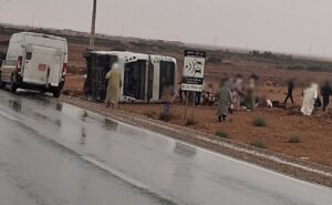 الأمطار تتسبب في انقلاب حافلة لنقل المسافرين على الطريق الوطنية رقم 1