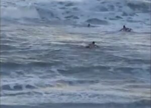 أكادير : تدخل بطولي ينقذ سائحًا أجنبيًا من الغرق بشاطئ إمسوان