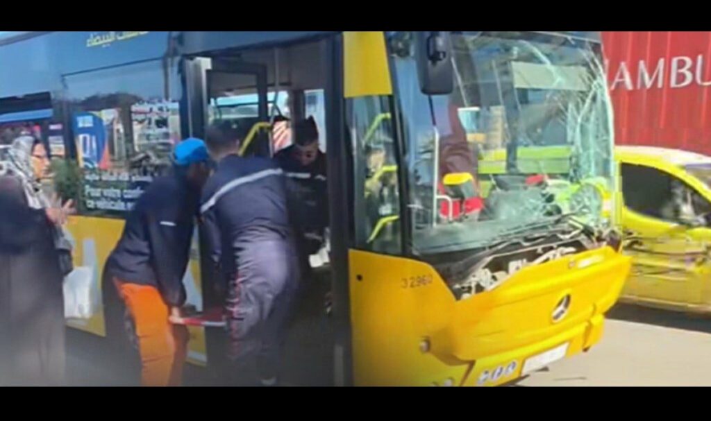 اصطدام بين حافلة و“رموك” يرسل 8 أشخاص إلى المستشفى