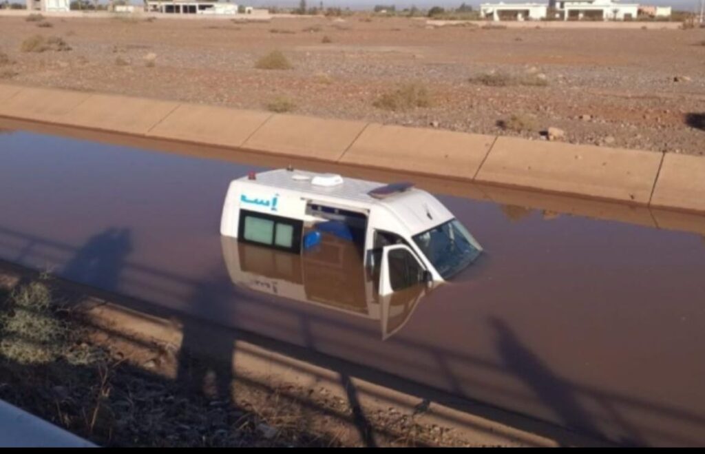 استنفار كبير إثر سقوط سيارة إسعاف بقناة مائية