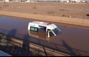 استنفار كبير إثر سقوط سيارة إسعاف بقناة مائية