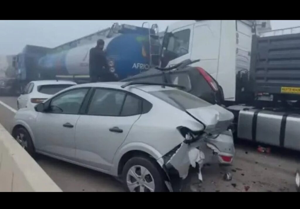 اصطدام مروع لعشرات السيارات والشاحنات بالطريق السيار