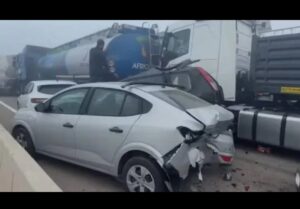 اصطدام مروع لعشرات السيارات والشاحنات بالطريق السيار