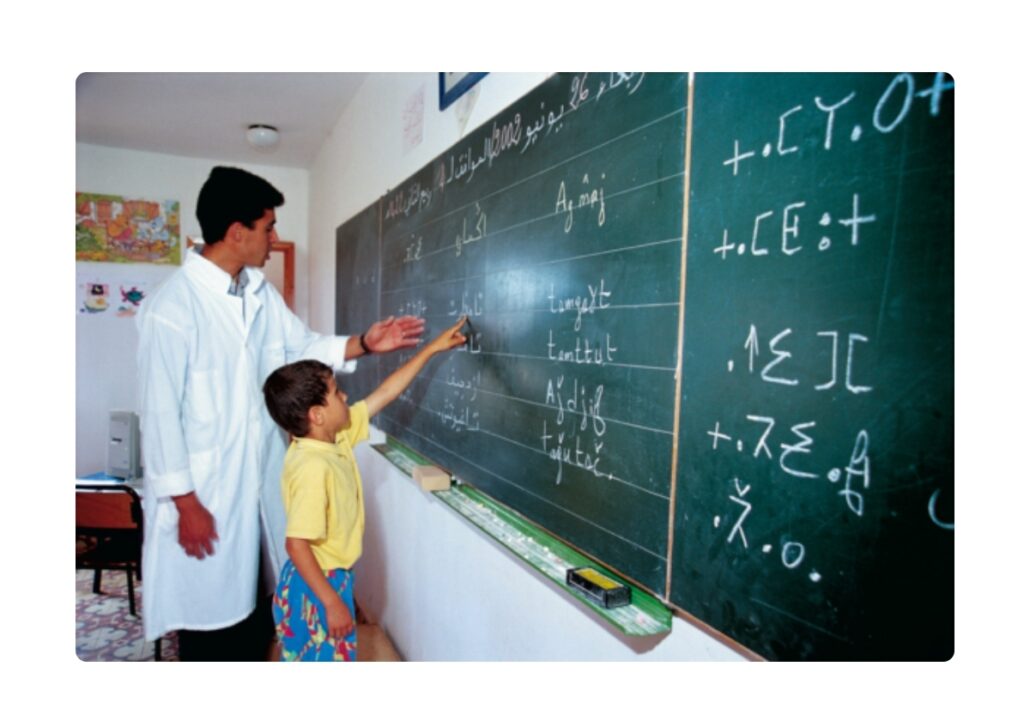 تيفيناغ يثير الجدل: مدير يوجه استفسارًا لأستاذ أمازيغية، والرد القانوني يصدمه