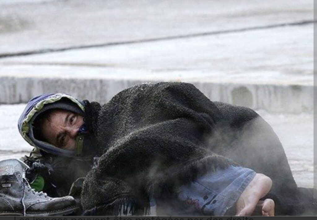 موجة البرد تعمق معاناة المتخلى عنهم والمختلين عقليا في شوارع أكادير