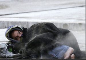 موجة البرد تعمق معاناة المتخلى عنهم والمختلين عقليا في شوارع أكادير