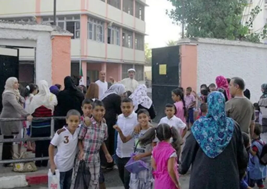 أكادير: القلق يرافق تجمعات التلاميذ خارج المدارس بتيكيوين، وسط مطالب بتكثيف الجهود للحد من الظاهرة