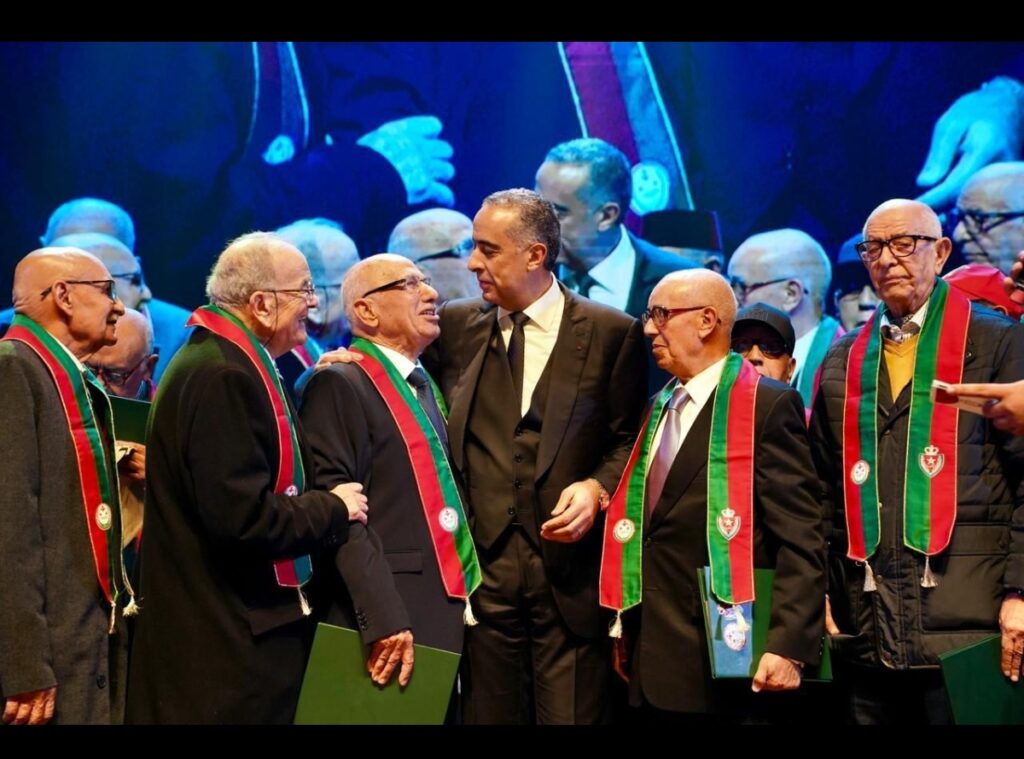 تكريم متقاعدي الشرطة: المديرية العامة للأمن الوطني تواصل دعمها عبر زيارات منزلية إنسانية