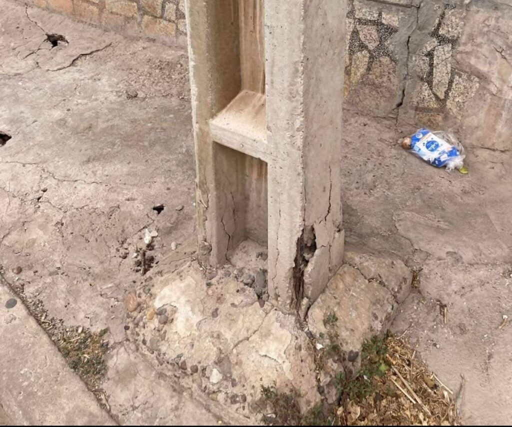 عمود إنارة مائل يجلب تنبيهات المواطنين بأكادير