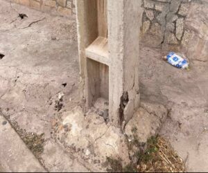 عمود إنارة مائل يجلب تنبيهات المواطنين بأكادير