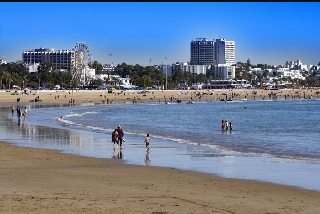 مدّ بحري غير عادي يضرب شاطئ أكادير