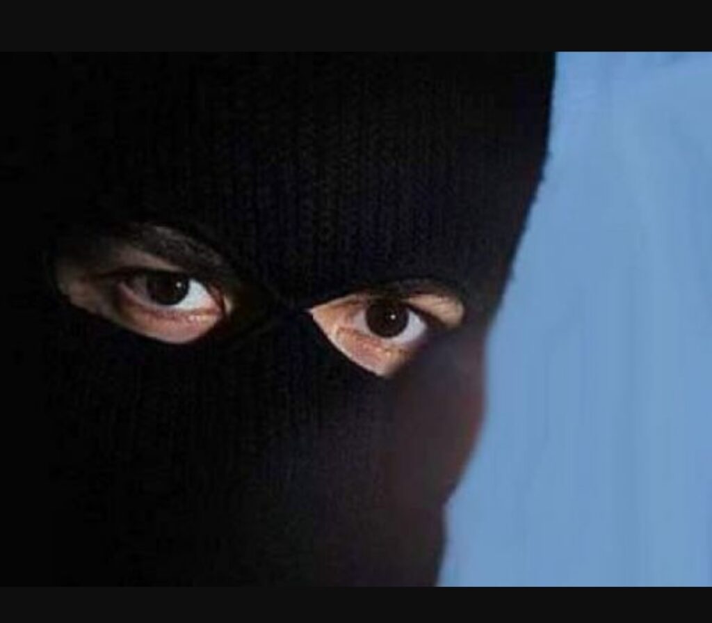 ملثم يستولي على 5000 درهم من داخل صيدلية