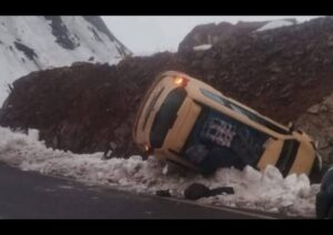 الثلوج تتسبب في انقلاب سيارة أجرة بـ “أجلموس”: نجاة الركاب من كارثة محققة بطريق تيشكا