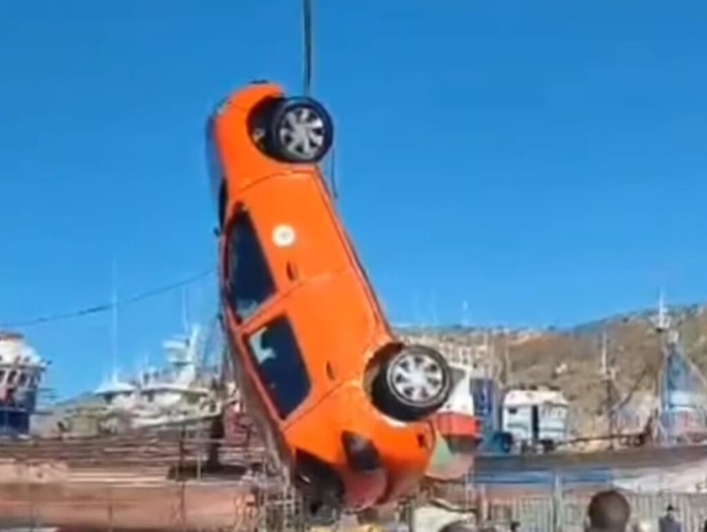 سقوط “طاكسي” في الحوض المائي بميناء أكادير.. وهذا ما جرى للسائق