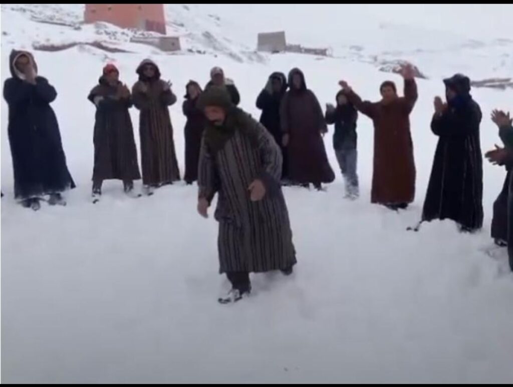 بعد 15 يوما من الحصار الثلجي.. احتجاجات بدواوير إملشيل بسبب انقطاع الطريق ونفاد المؤونة