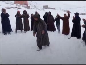 بعد 15 يوما من الحصار الثلجي.. احتجاجات بدواوير إملشيل بسبب انقطاع الطريق ونفاد المؤونة