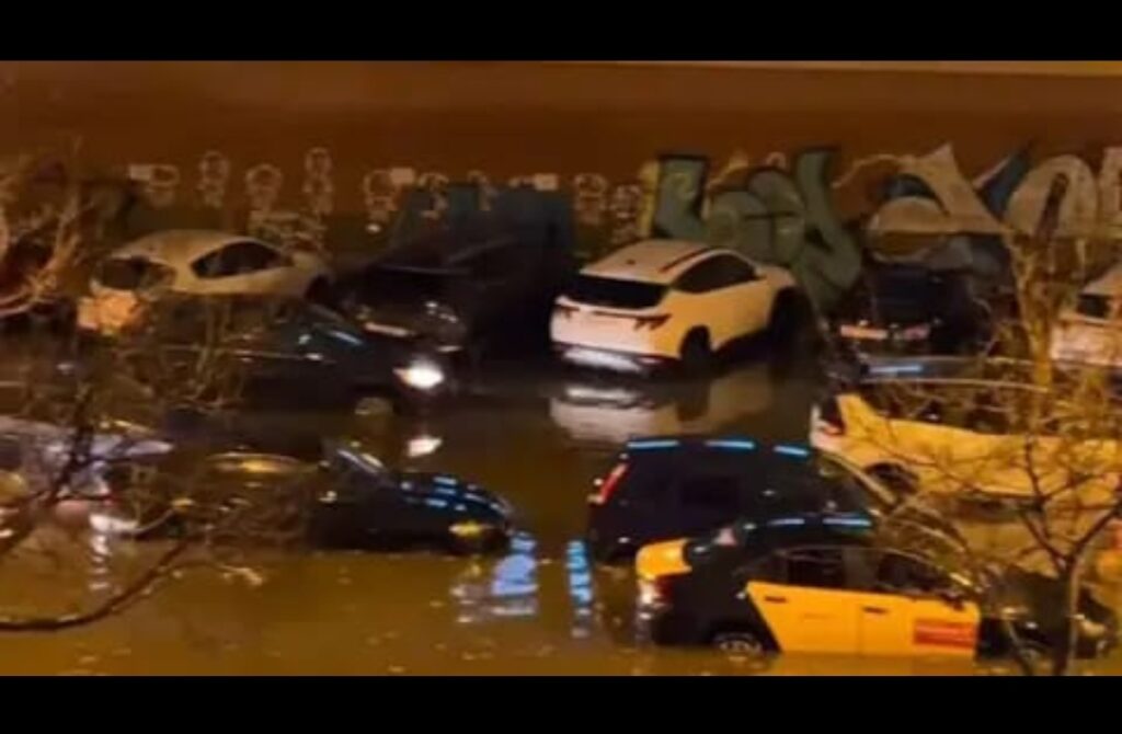 برشلونة تحت الحصار المائي.. أمطار طوفانية تغرق الشوارع وتشل حركة المرور