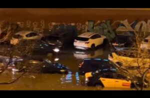 برشلونة تحت الحصار المائي.. أمطار طوفانية تغرق الشوارع وتشل حركة المرور