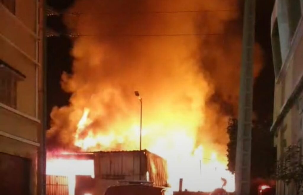 ليلة مرعبة في أولاد تايمة.. حريق “مهول” يلتهم مستودعاً للخشب بحي الكرسي ويستنفر السلطات