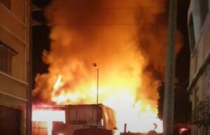 ليلة مرعبة في أولاد تايمة.. حريق “مهول” يلتهم مستودعاً للخشب بحي الكرسي ويستنفر السلطات