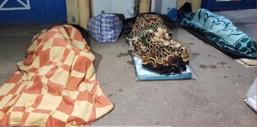 طلبة يواصلون اعتصامهم أمام الحي الجامعي بأكادير في عز ليالي البرد القارس