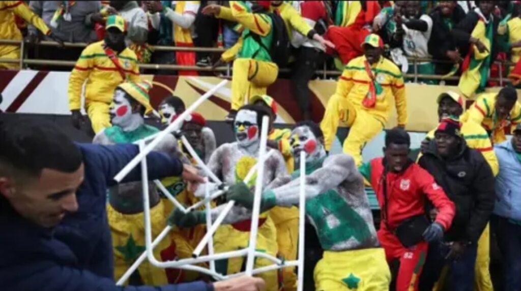 شغب “الكان” يقود إلى توقيف أكثر من 20 مشجعا سينغاليا، وهذا ما ينتظرهم