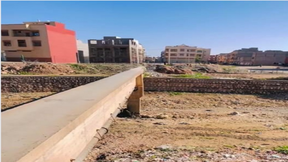 أكادير: مواطنون يخاطرون بحياتهم لعبور قناة مائية بتيكوين، وسط مطالب بتدخل الجهات الوصية