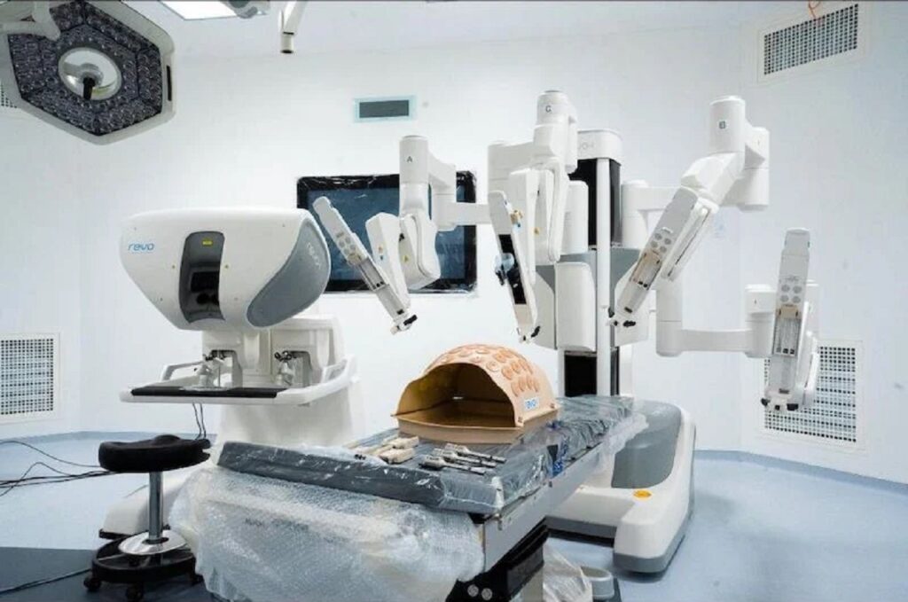 المستشفى الجامعي محمد السادس بأكادير يدخل عصر “الجراحة الذكية” بأول عملية ناجحة عبر الروبوت